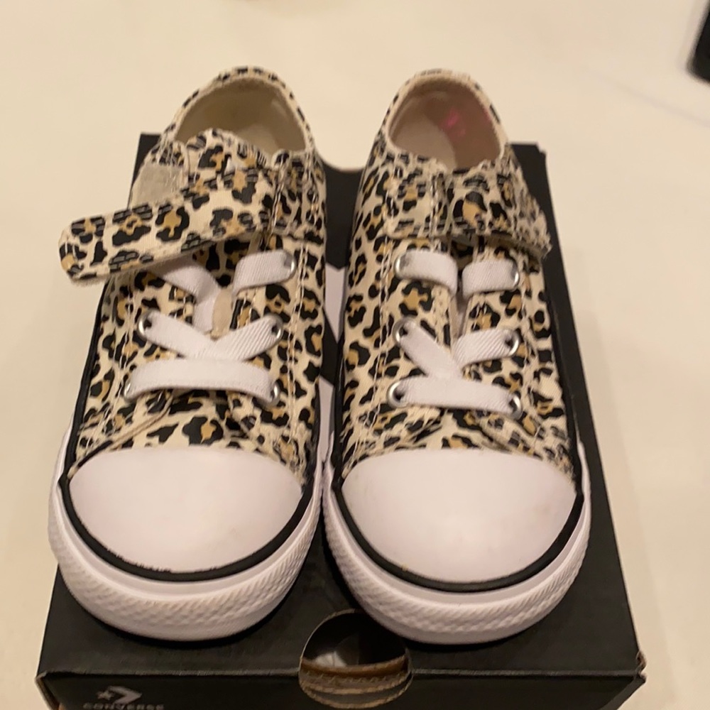 Leopard print Converse